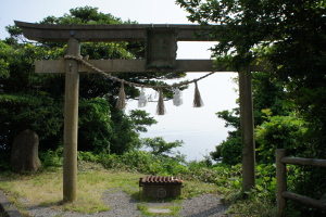 海に向かう鳥居