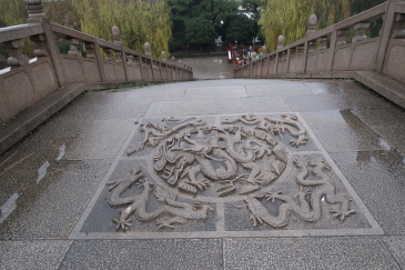 龍のレリーフ