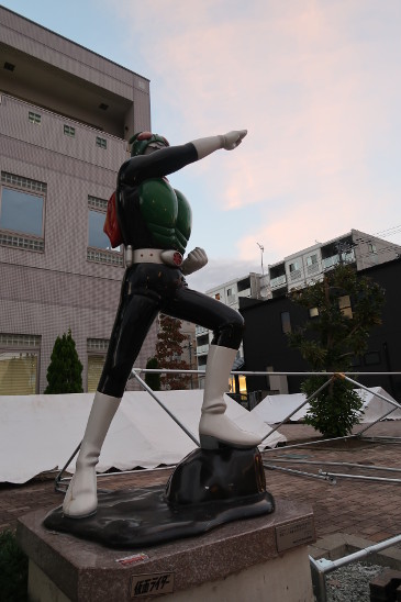 仮面ライダーの像