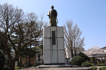 橋本左内像