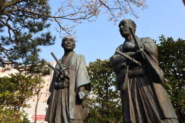 由利公正と横井小楠像