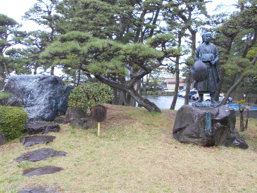 松尾芭蕉像　酒田日和山