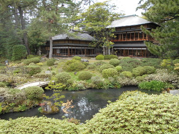 本間美術館隣接の庭
