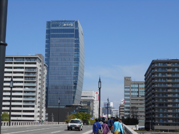 新聞社のビル
