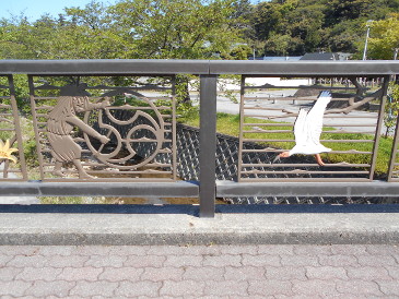 橋の欄干にトキと鬼太鼓