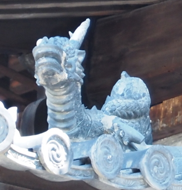 屋根の上の龍