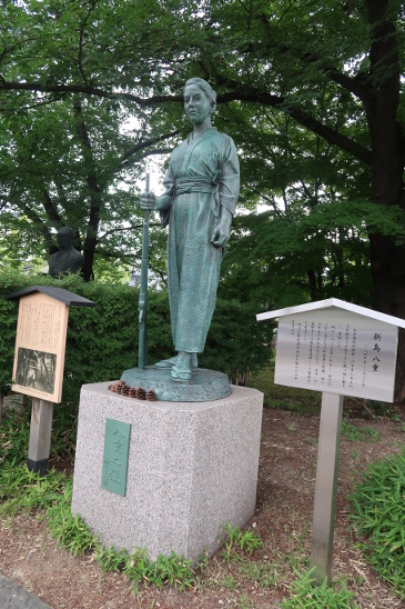 新島八重像