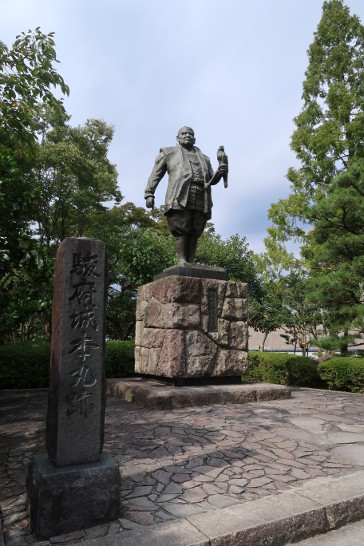 徳川家康像　駿府城　鷹